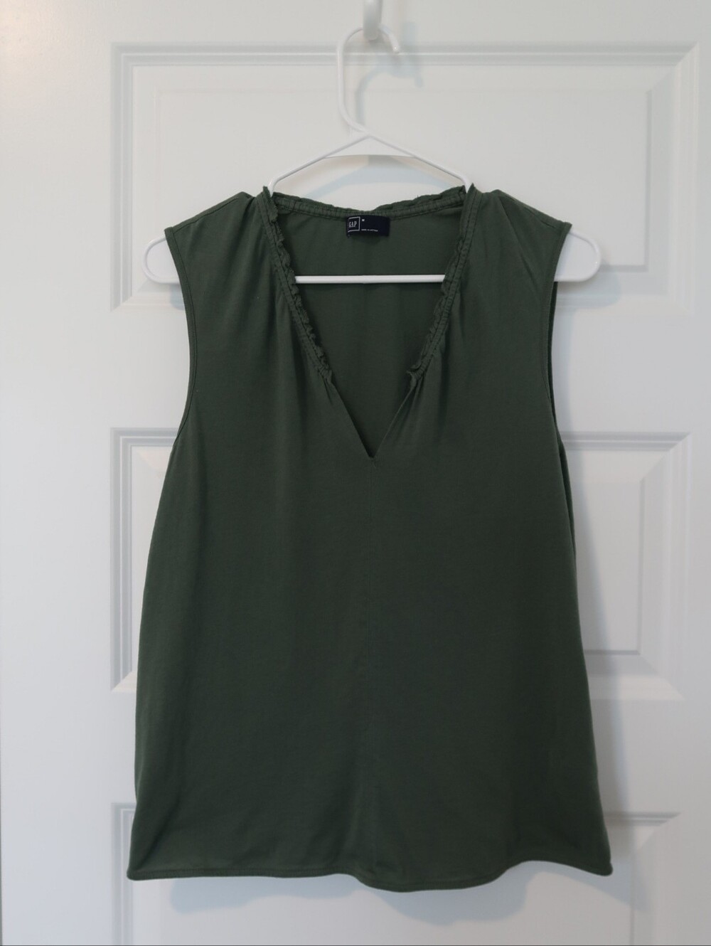 GAP Sleeveless V-neck Blouse Size Medium